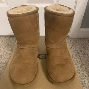 Ugg boots child size 2 Classic II chestnut color excellent condition